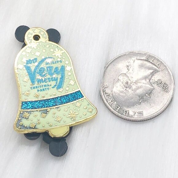 🔮 5/$25 Disney Mickey's Very Merry Christmas Party 2017 Ornament Pin - Picture 2 of 3
